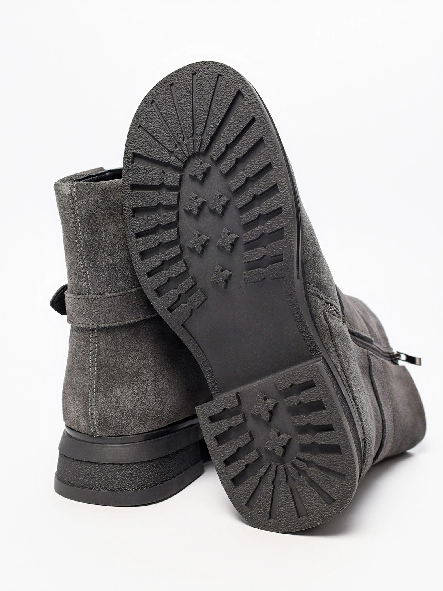 Ботинки серого цвета на среднем широком каблуке